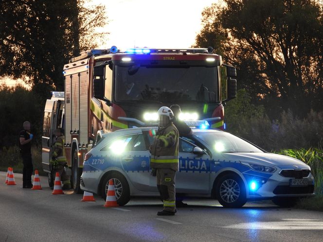 Mini Cooper w ogniu! Kierowca osobówki utknął w błocie i spalił auto