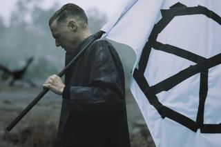 Bryan Adams nagrał pacyfistyczny utwór. Co chce przekazać światu?