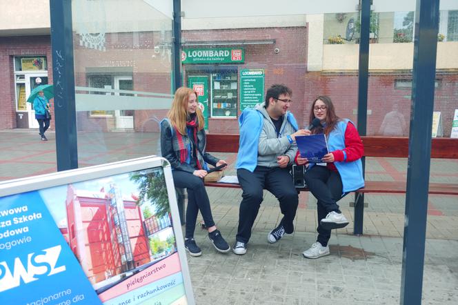 Studenci czytający głogowskie legendy