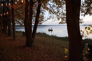 Późny jesienny zachód słońca nad Zalewem Zemborzyckim