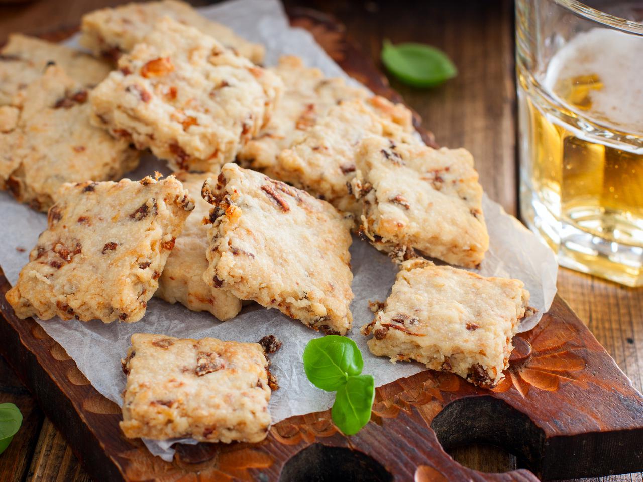 Wegańskie krakersy cebulowe: pyszna przekąska nie tylko do piwa