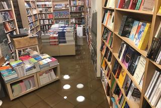 Szok! W księgarni Orbita w Rybniku woda w szalonym tempie zalała wszystko. Klienci ruszyli z pomocą