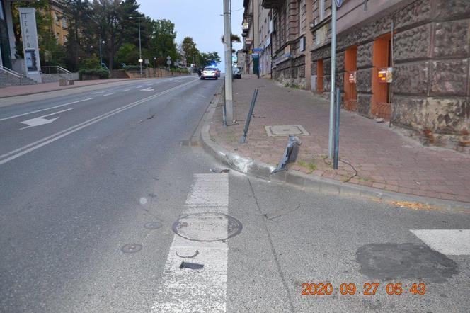 Tarnów. Pijany kierowca ściął słupki na ul. Mickiewicza. Policja odwiedziła go w domu