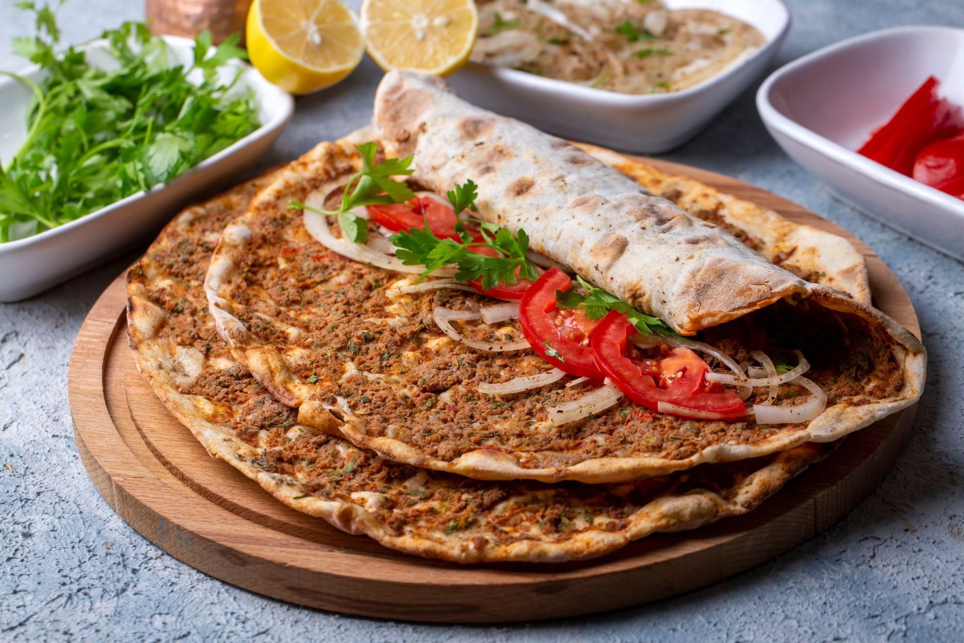 Turecka pizza bije klasyczną na głowę. Lahmacun zachwyca cienkim ciastem i soczystym farszem