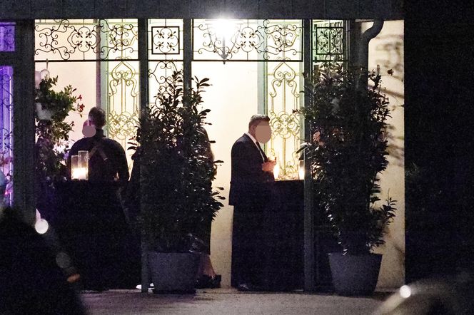 Anna Lewandowska w nocy pali elektryczne papierosy