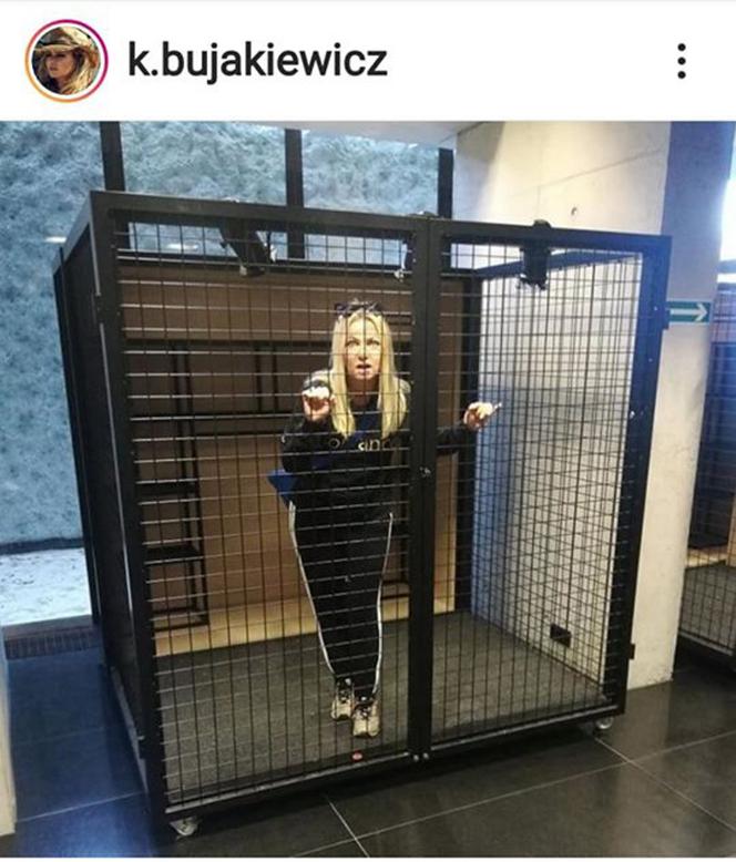 Katarzyna Bujakiewicz zamknęła się w klatce i nie ma pojęcia jak skomentować to zdjęcie