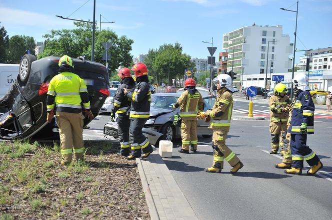 Wypadek na Sokratesa. Saab huknął w taksówkę, auto dachowało