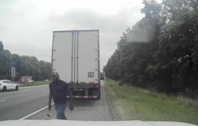 Próbował zepchnąć auto z drogi, wyskoczył z kabiny z młotkiem!