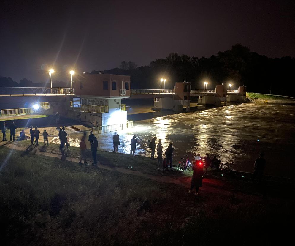 Kulminacyjna fala zbliża się do Wrocławia, Marszowice wzmacniają wały. Urząd Miasta alarmuje!