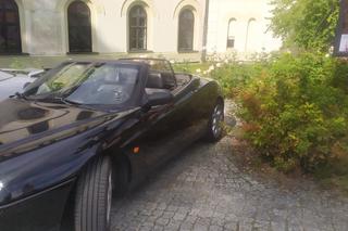 Wystawa samochodów na dziedzińcu zamku Habsburgów w Żywcu