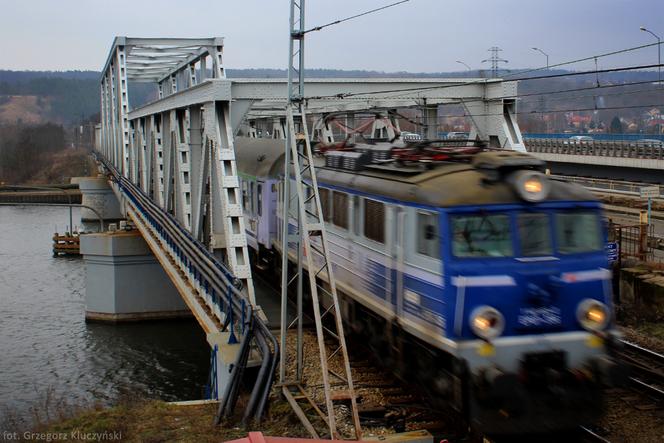 Jechał na gapę do Niemiec. Gdy konduktor poprosił go o bilet, uderzył go z baśki