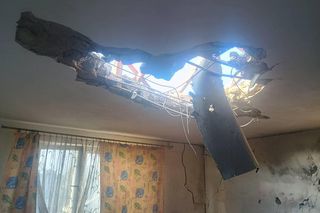 Dron uszkodził dach domu w Wyrykach. Odwołano zajęcia w szkołach i przedszkolach