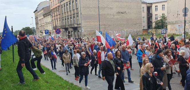 Przez Kraków przeszedł marsz solidaryzujący z warszawskim Marszem Miliona Serc