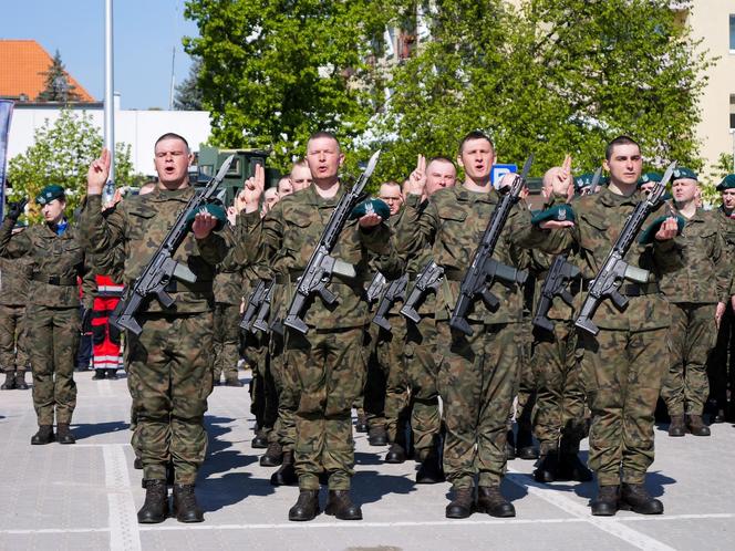 Ponad stu żołnierzy na Placu Solidarności w Olsztynie. Złożyli uroczystą przysięgę [ZDJĘCIA]