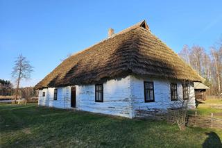 Wioska Adamczycha z serialu 1670 została nagrana w Kolbuszowej. Na żywo ten dom wygląda inaczej!