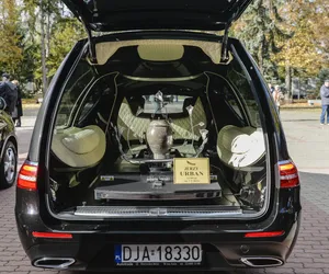 Pogrzeb Jerzego Urbana - takim samochodem wybrał się w ostatnią podróż