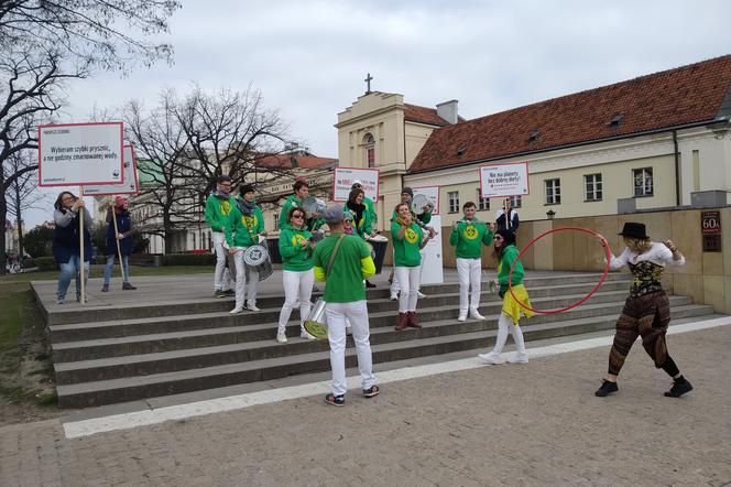 Wszędzie ciemność. Stolica na godzinę zgasiła światła. Wcześniej - głos zabrali warszawiacy