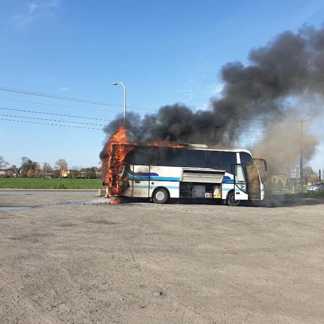 Autobus 15-osobowej rodziny zastępczej z Zabrza spłonął w drodze. Z pomocą przyszli dobrzy ludzie