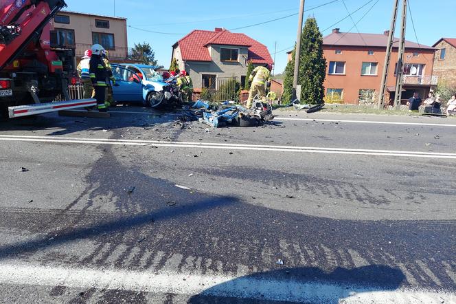 Wypadek na DK 78 w Porębie. Dwa auta roztrzaskane! Droga zablokowana