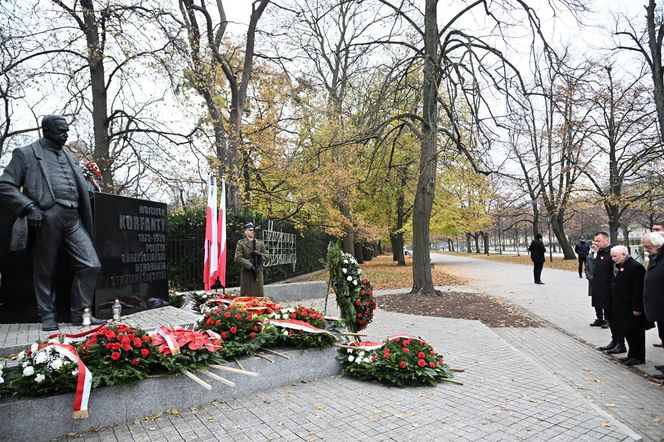 Jarosław Kaczyński wraz z delegacją PiS złożył wieńce przed pomnikami Ojców Niepodległości