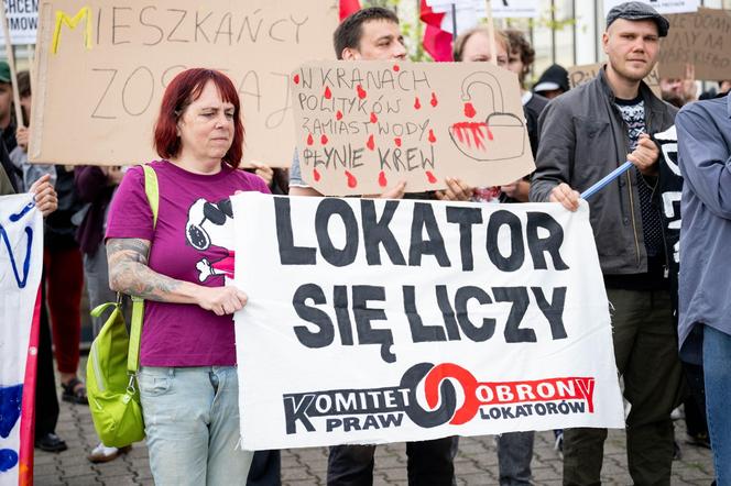 Lokatorzy z Osiedla Przyjaźń protestowali przed ratuszem: "Chcemy umów z miastem, nie wysiedleń!"