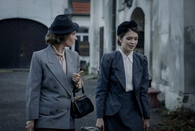 Wojenne dziewczyny 4 odc. 47. Marysia (Aleksandra Pisula), Nitka (Maja Szopa)