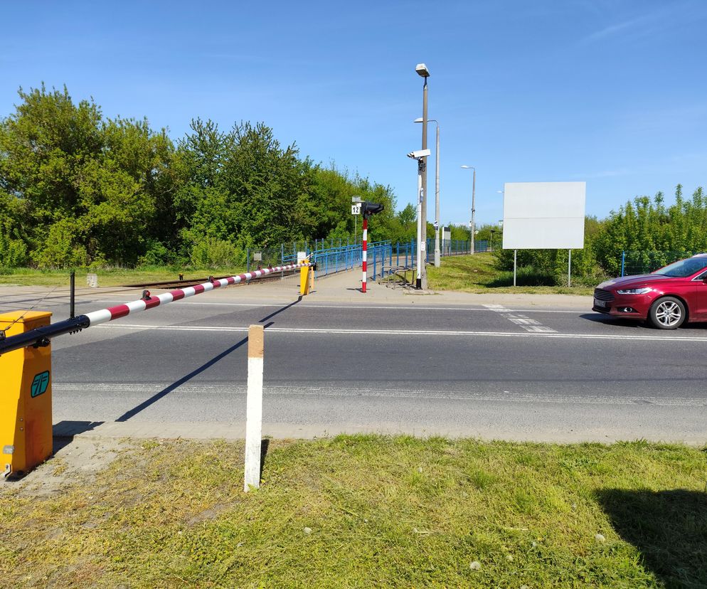 Tego czerwonego światła nie można lekceważyć! Jak w majówkę zachować się na przejeździe kolejowym?