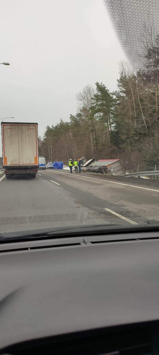 Wypadek na S7 w Barczy koło Kielc. Samochód ciężarowy wypadł z jezdni