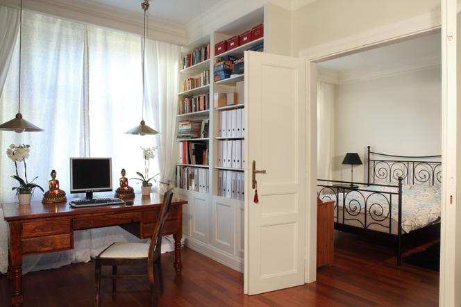 Biały apartament w starej kamienicy