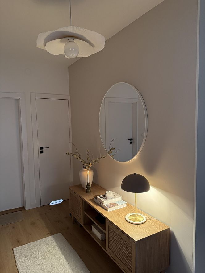 Metamorfoza przedpokoju w domu z lat 90.