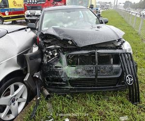​Karambol w deszczu przy wyjeździe z galerii handlowej w Lesznie 