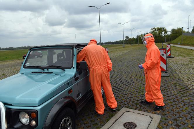 Zbadasz się na koronawirusa nie wysiadając z auta. Jak wygląda punkt testów drive-thru?