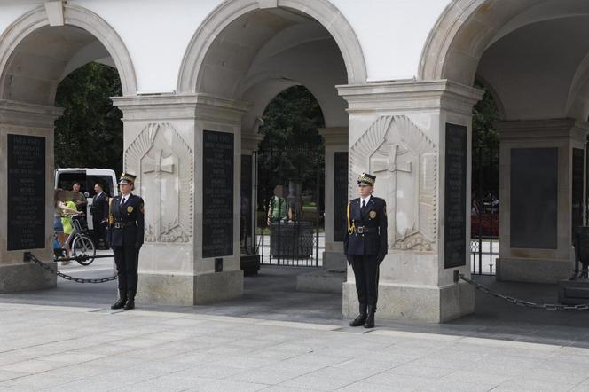 Niezwykła zmiana warty. Strażnicy miejscy przy Grobie Nieznanego Żołnierza w Warszawie