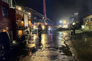 Ogromny pożar w Łódzkiem! W płomieniach zginęło ponad 2 tysiące zwierząt. Strażacy podali przyczynę [ZDJĘCIA]
