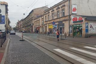 Kuriozum w centrum Krakowa. Tramwaje przepuszcza dróżnik