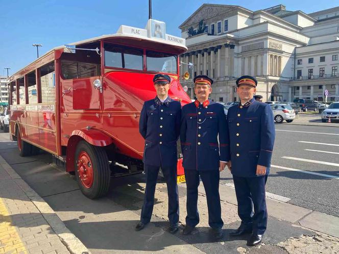 Najstarszy autobus w Warszawie wrócił na ulice. Ma prawie 90 lat! [ZDJĘCIA]
