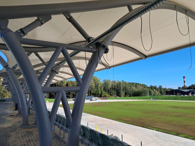 Budowa stadionu w Starachowicach. Na murawie już zielono