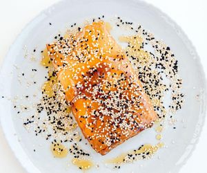 Zamiast dodawać do sałatki, wstawiam do piekarnika. Ten pieczony ser zachwyca smakiem i aromatem 