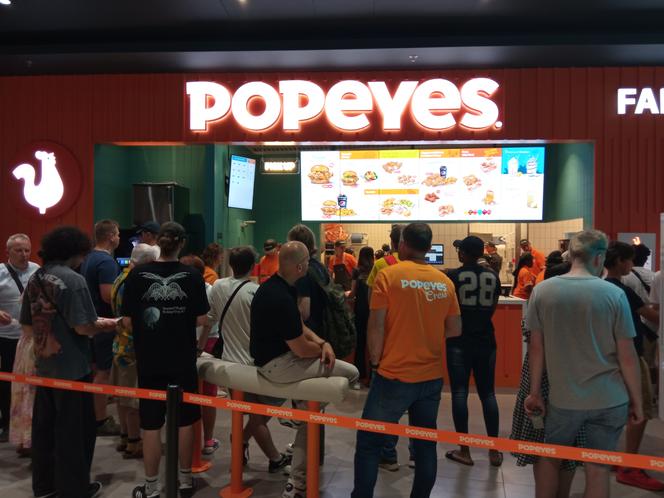 Pierwszy Popeyes w Polsce otwarty! Na pomarańczowym dywanie duża kolejka [ZDJĘCIA]