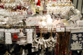 W jednym ze szczecińskich sklepów można już kupić dekoracje świąteczne