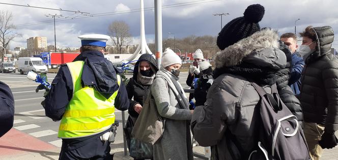 Kobiety dostawały róże zamiast mandatów