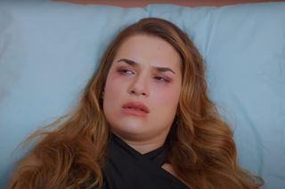 Sila wpada pod samochód.