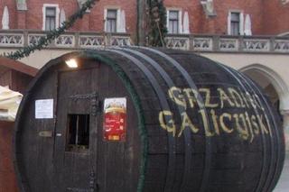 Krakowskie beczki z grzańcem zniknęły ze Świątecznego Jarmarku na dobre! Miasto nie zamierza ich przywracać