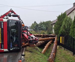 Wypadek w Mircu! Przewróciła się ciężarowka z drewnem, uszkodziła gazociąg