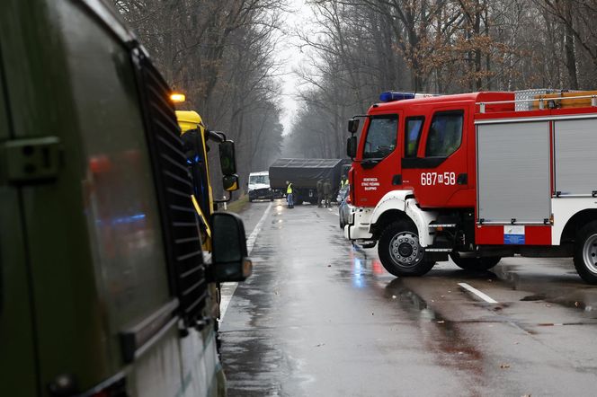 Wypadek ciężarówki z żołnierzami pod Warszawą. Jedna osoba nie żyje, pięć w szpitalu