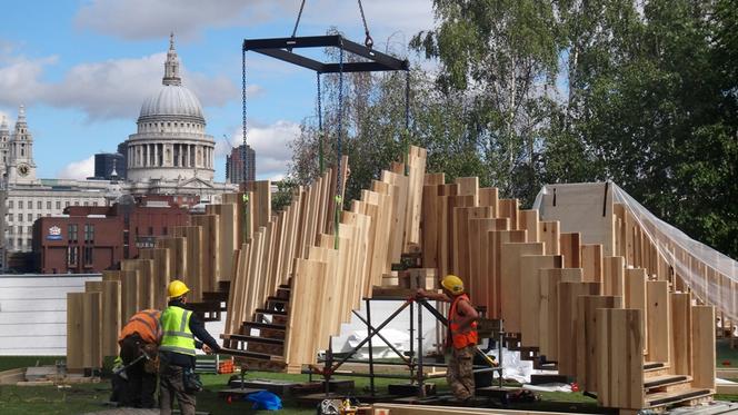 Budowa instalacji Endless Stair przed galerią Tate Modern w Londynie. Fot. Thomas Etchells