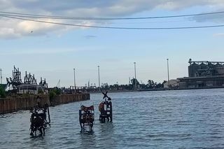 Rzeźby wychodzące z morza