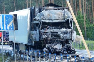 Horror na DK50. Ciężarówka stanęła w ogniu. Kierowca zmarł w szpitalu
