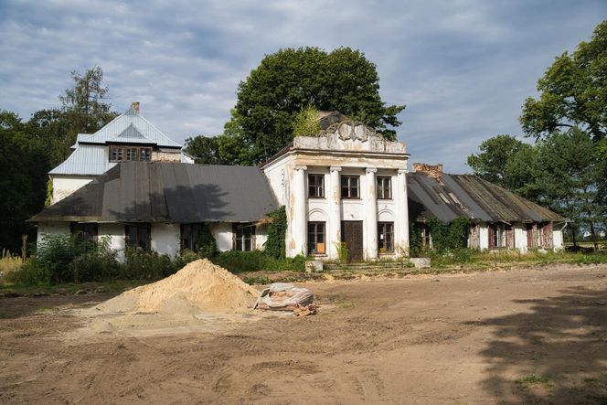 Niezwykła wieś w Łódzkiem. W tym dworku mieszkał Chełmoński