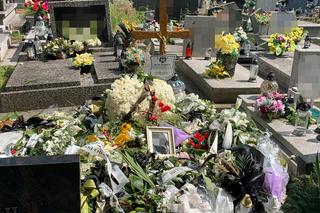 Białą urnę przykryły kwiaty. Przyjaciele zamordowanej Wiktorii cały czas czuwają przy grobie